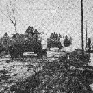 Mezzi corazzati dell'esercito sulla strada di Lignano