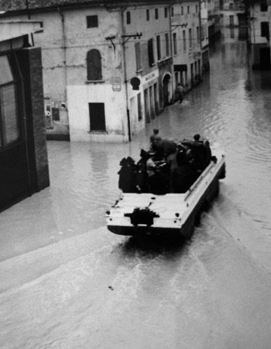Militari anfibi in perlustrazione a Latisana, Via Vittorio Veneto