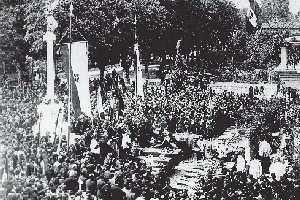 Concorso di folla per le onoranze alle quaranta salme di Caduti sepolti durante la guerra