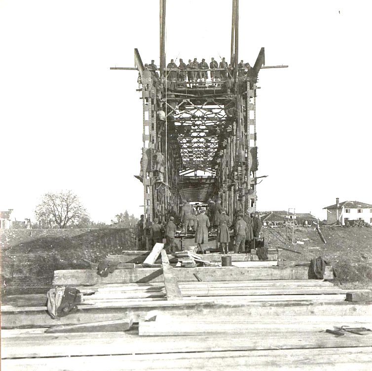 Il Genio militare austriaco ricostruisce il ponte in ferro della ferrovia sul Tagliamento