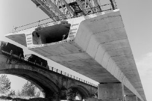 Fase di costruzione del ponte stradale della Delizia attualmente in esercizio