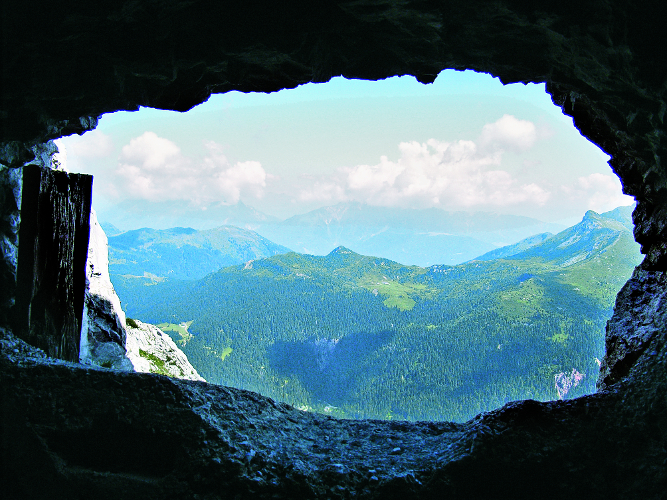 Vista della Valle da una caverna.