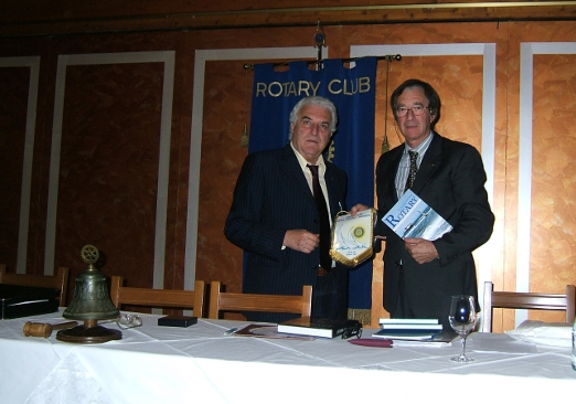 Il presidente Rotary Luigi Tomat consegna il guidoncino a Enrico Fantin