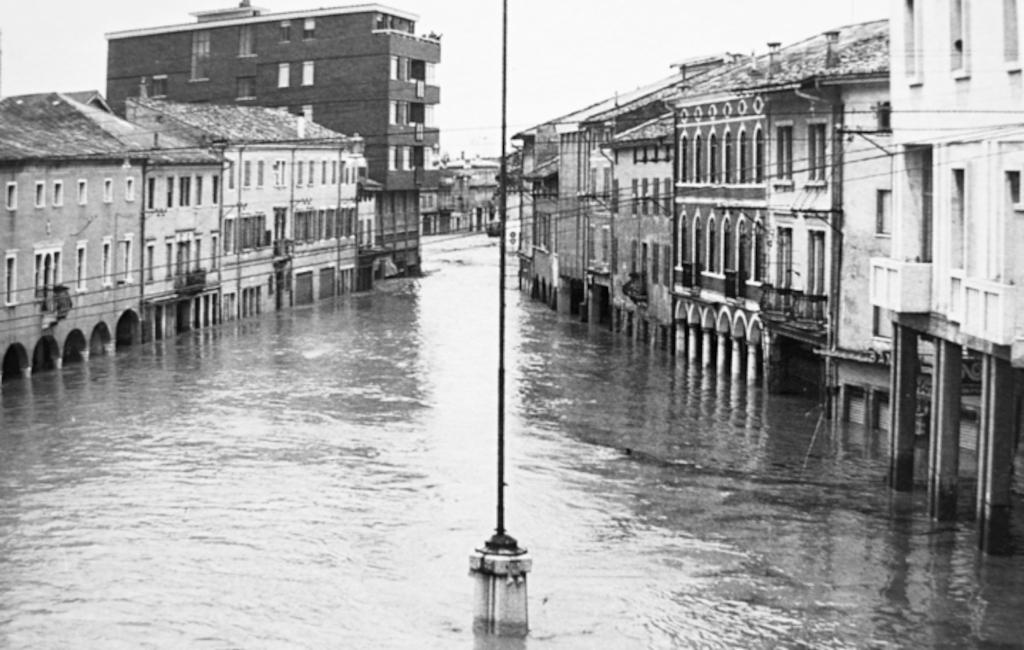 Le acque del Tagliamento invadono Piazza Indipendenza, Piazza Garibaldi e Via Sottopovolo