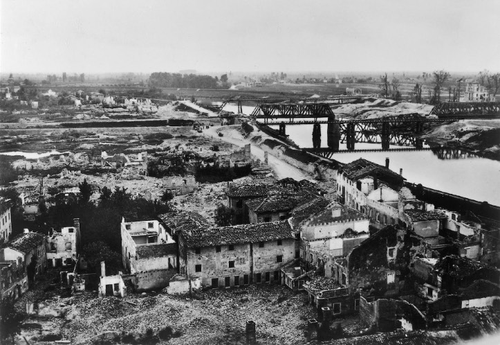 Latisana distrutta dai bombardamenti del 1944-45
