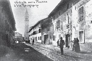Teor in una vecchia cartolina con veduta della Piazza e Via Rivignano
